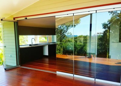 Frameless bifold doors