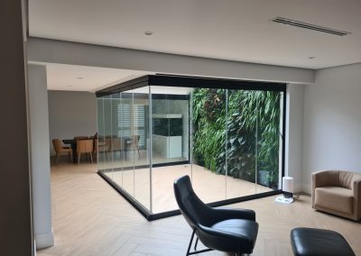 Frameless glass wall design