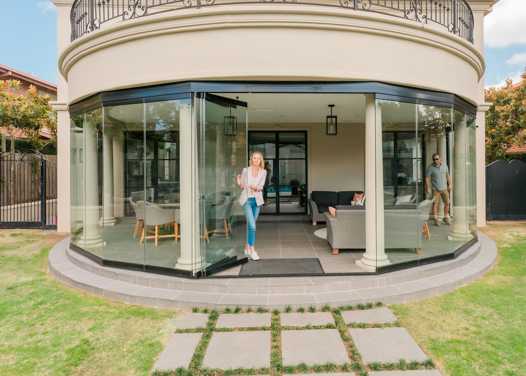 Curved alfresco glass enclosure Curved alfresco glass enclosure